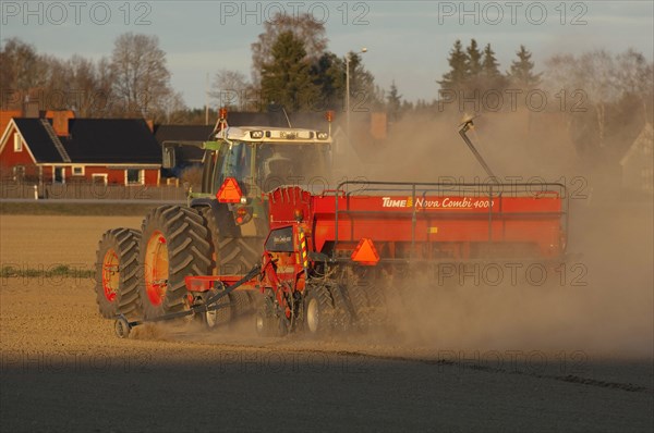 Fendt 820 Vario tractor with Tume Cultipack disc harrows and Tume Nova Combi 4000 seed drill