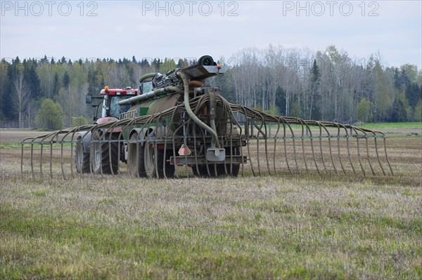 Case 225 Tractor with Samson vacuum slurry tanker and slurry injector injecting slurry into stubble field