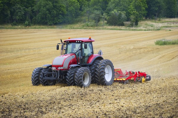 Valtra tractor pulling Vaderstad Carrier 420 cultivator