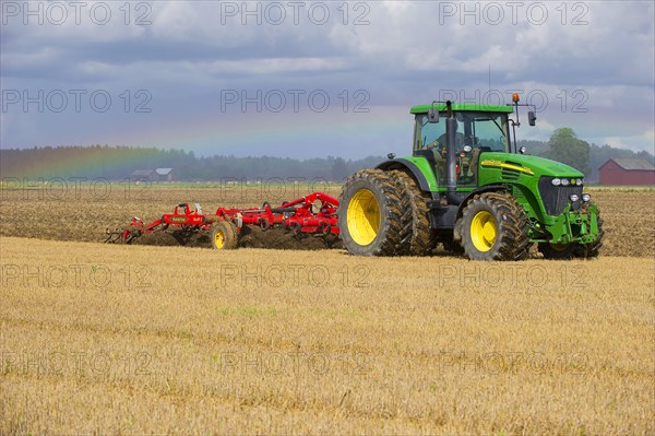 John Deere 7720 tractor with Vaderstad 560 flexible cultivator