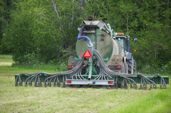 John Deere 8530 tractor with Samson vacuum slurry tanker and slurry injector