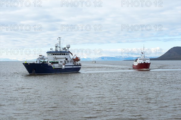 Schiffe im Hafen von Longyearbyen