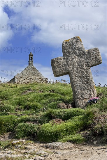 Stone cross and Saint-Samson chapel