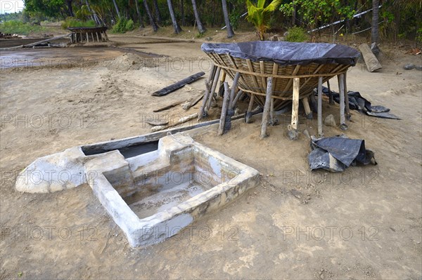 Sand filter for filtering the seawater in front of extracting sea salt