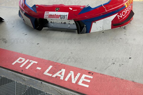 Pit lane mark at exit of pit box