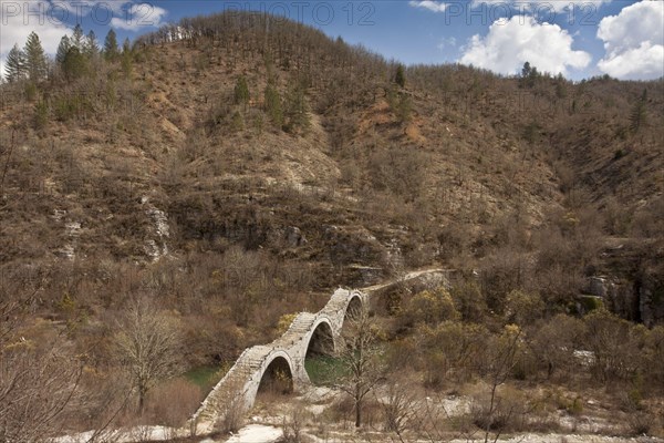 View of the triple-arched old packhorse bridge