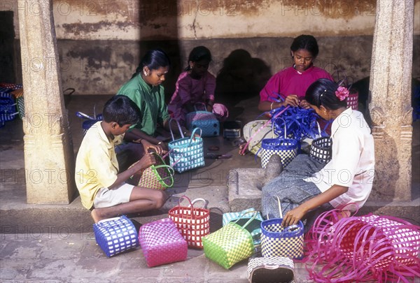 Weaving a variety of baskets using plastic strips in Chettiand