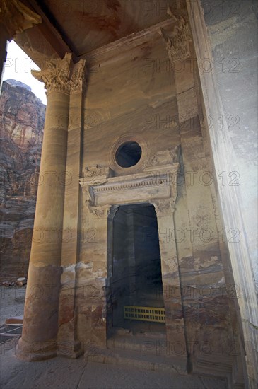 Entrance area and open chamber