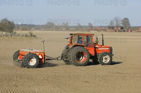 Volvo BM Valmet 705 tractor with pulling Tume HKL-4000 seed drill