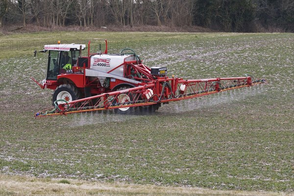 Bateman 4000 self-propelled field sprayer for spraying oilseed rape