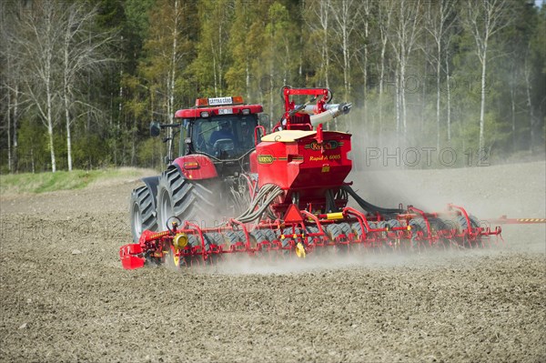 Case 225 Tractor CVX with seed drill Vaderstad Rapid A 600S