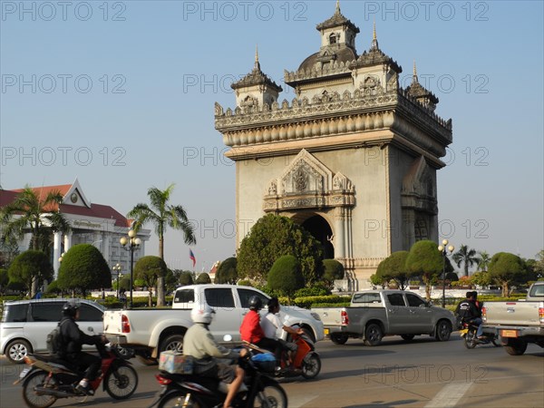 Traffic in front of Patuxai Gate