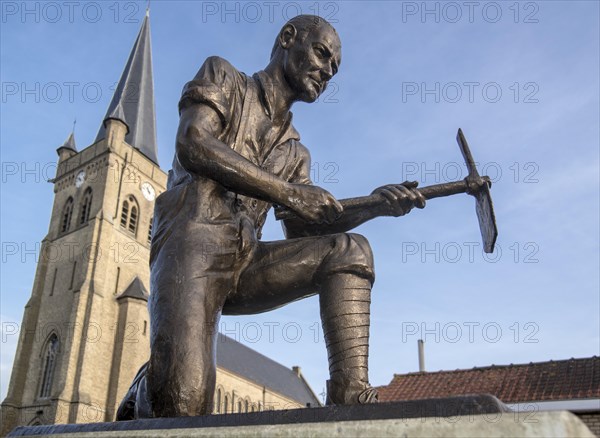 Sculpture The Miner by Jan Dieusaert depicting an English World War I tunneler at the Battle of Messines in 1917 in Wijtschate
