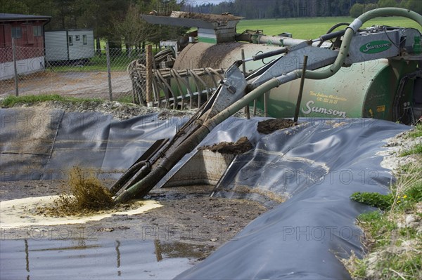 Samson vacuum slurry tanker and slurry injector