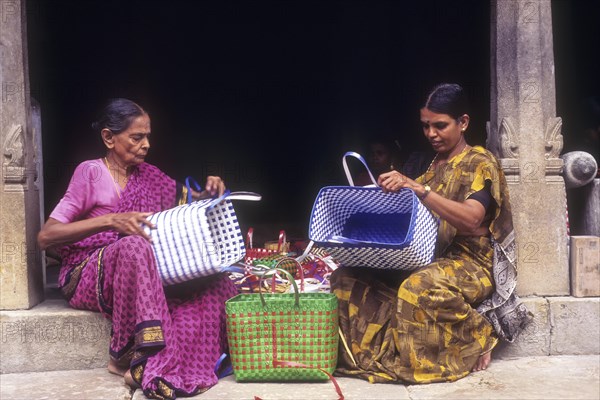 Weaving a variety of baskets using plastic strips in Chettiand