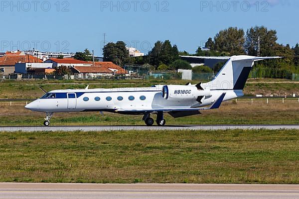 A Gulfstream G450 aircraft with registration N818GC at Porto Airport