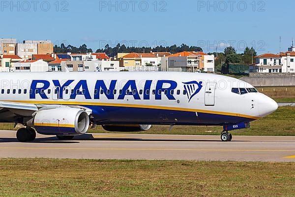 A Ryanair Boeing 737-800 aircraft with registration EI-EKX at Porto Airport