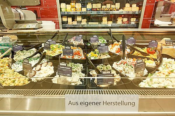 Service counter for fresh cheese preparations