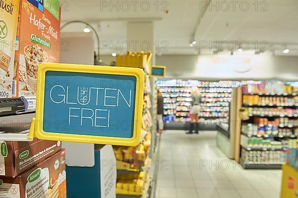 Information sign on the shelf with the inscription: Gluten-free