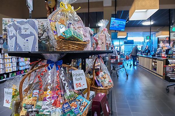 Gift baskets in the checkout zone