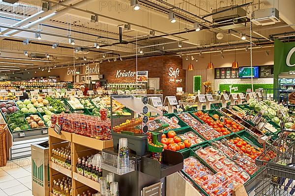 Vegetable department with self-service juicer