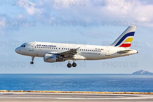 An Air Moldova Airbus A319 aircraft with registration ER-AXL at Heraklion Airport