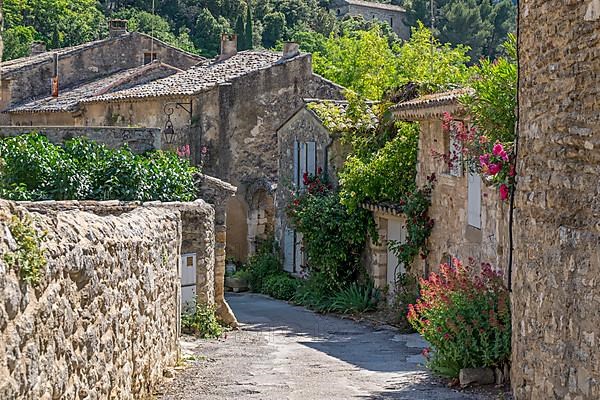 Alley in the medieval village of Oppede-le-Vieux