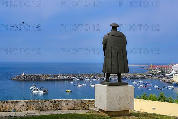 Vasco da Gama statue overlooking the Atlantic Ocean and the harbor
