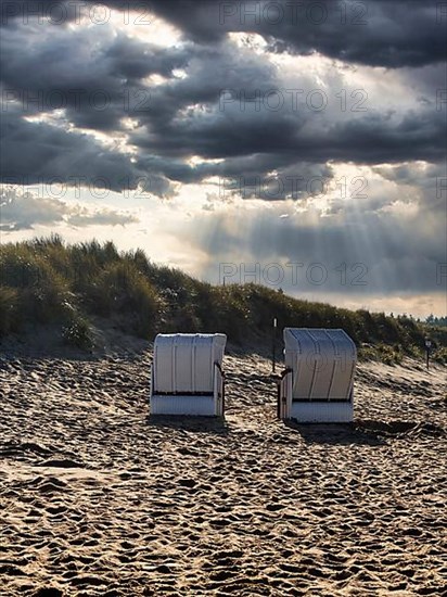 Two beach chairs in front of a dune in autumn