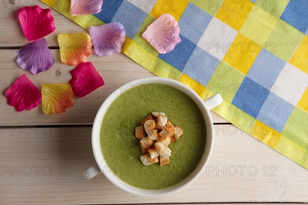 Plate of pea soup puree with crackers