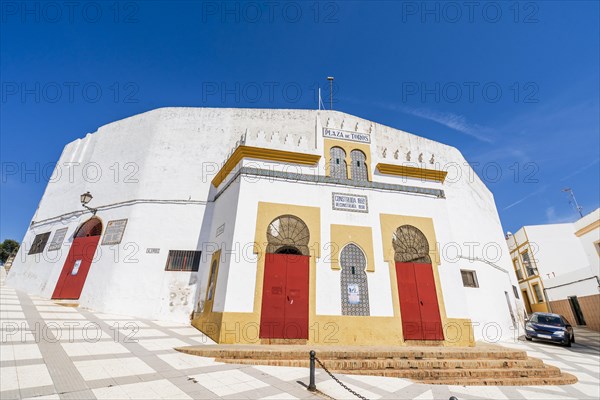 Small bull ring in Monte Gordo