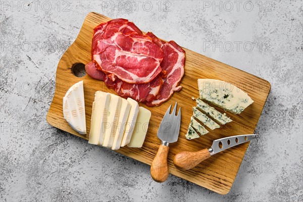 Top view of wooden cutting board with smoked bacon