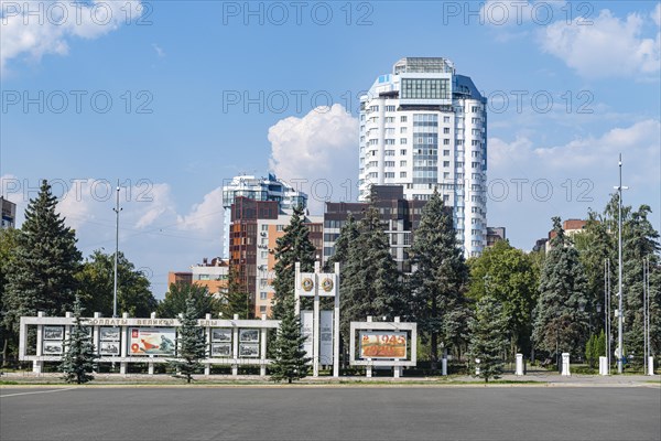 Soviet architecture next to Samara Academic Opera and Ballet Theatre