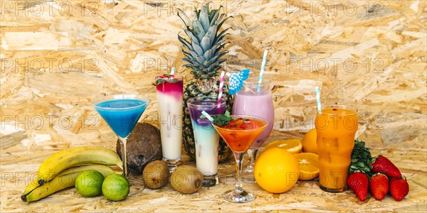 Cocktails tropical fruits