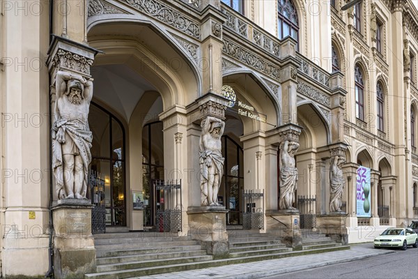 Portal and loggia with monumental atlases of the Museum Fuenf Kontinente