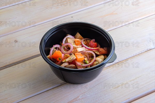 Lightly fried champignon with fresh onion rings and tomato. Snack for drink