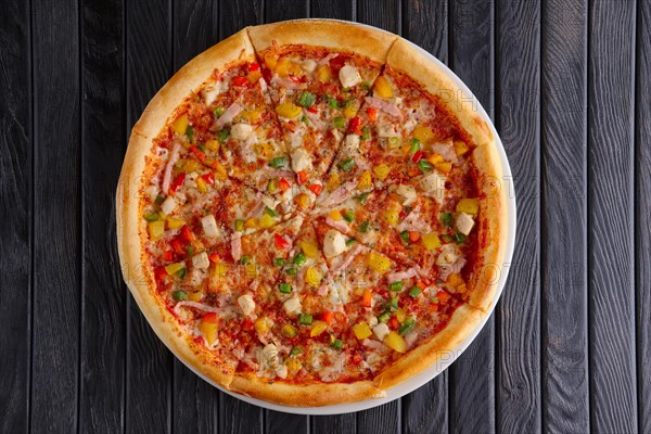 Pizza with ground-meat and vegetables