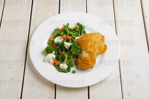 Fish fillet in batter with boiled vegetables