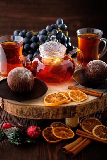 Closeup view of grape and lemon tea with chocolate cake