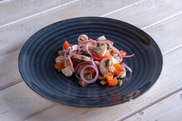 Lightly fried champignon with fresh onion rings and tomato. Snack for drink