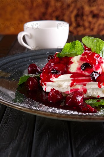 Meringue with cherry and strawberry jam