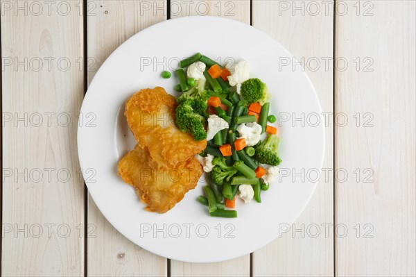 Fish fillet in batter with boiled vegetables