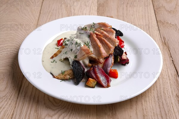 Fried meat fillet served with grilled onion