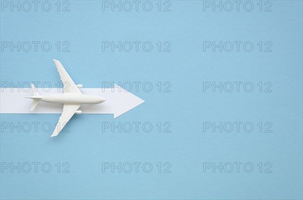 Copy space airplane with arow direction