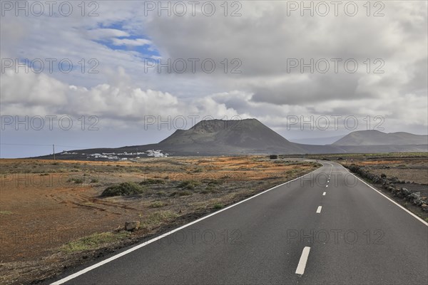 Road from Mirador del Rio to La Corona Volcano