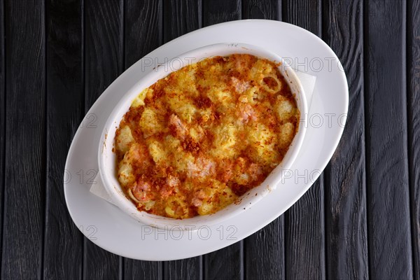 Pasta baked with shrimps and cheese