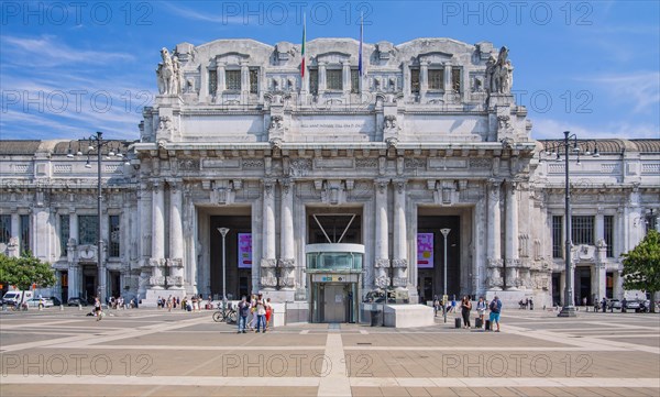 Portal of the central station Statione Centrale