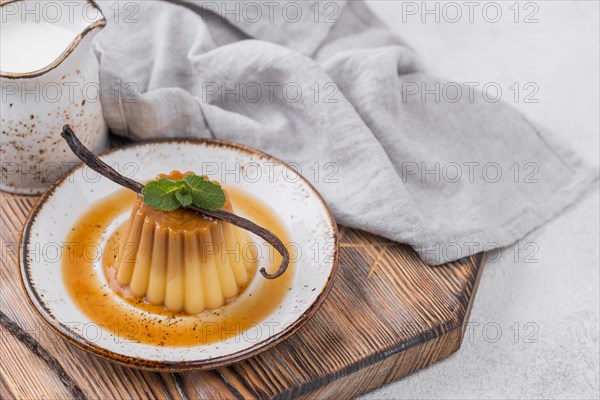 Custard plate with mint vanilla pod