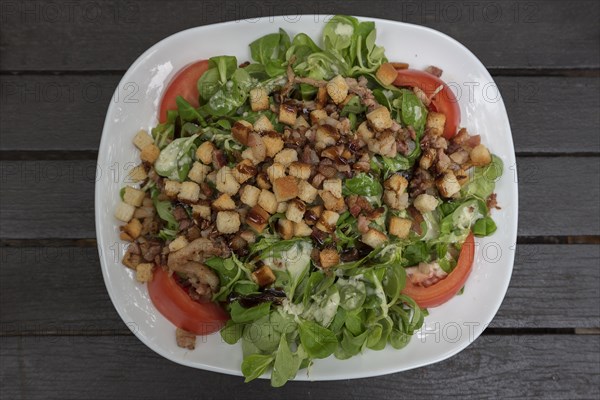 Lamb's lettuce with ham and croutons