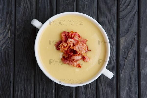 Pea cream soup with bacon chips